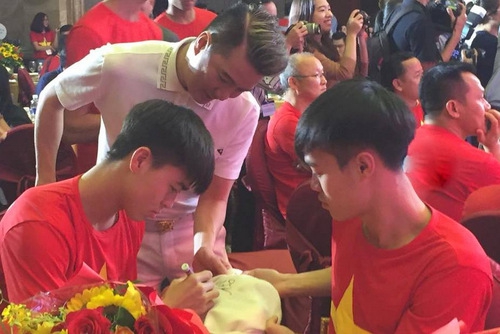 Đàm Vĩnh Hưng xin chữ ký cầu thủ U23